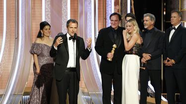 En esta imagen difundida por NBC, Shannon McIntosh, David Heyman, Quentin Tarantino y Margot Robbie, de izquierda a derecha, reciben el Globo de Oro a la mejor pel&iacute;cula de comedia o musical por Once Upon A Time...In Hollywood, junto a los presentadores Will Ferrell, a la derecha, y Pierce Brosnan.