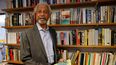 En esta foto de archivo tomada el 8 de octubre de 2021, el autor nacido en Zanzíbar, Abdulrazak Gurnah posa para una sesión fotográfica antes de asistir a una conferencia de prensa, luego de recibir el Premio Nobel de Literatura en Londres.