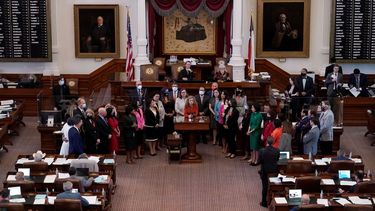 La representante demócrata Donna Howard (al centro) habla de pie junto a sus colegas el miércoles 5 de mayo de 2021 en la Cámara de Representantes de Texas, en Austin.