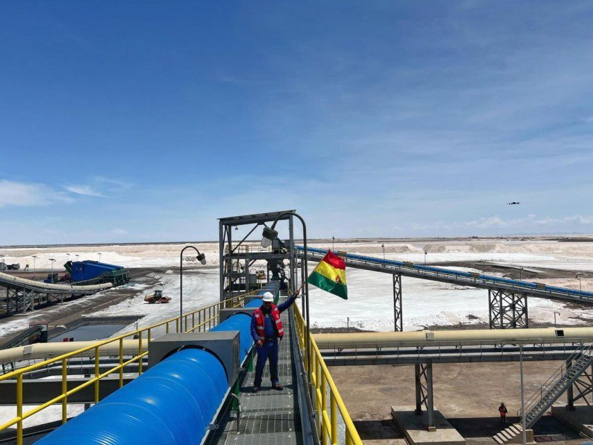 Bolivia inauguró este viernes su primera planta estatal de carbonato de litio en el Salar de Uyuni (suroeste).