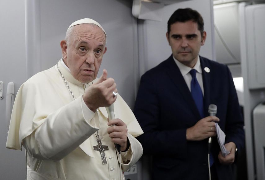 El papa Francisco (i) junto al portavoz del Vaticano, Alessandro Gisotti, responde a las preguntas de los periodistas durante un vuelo este domingo desde Panamá a Ciudad del Vaticano.