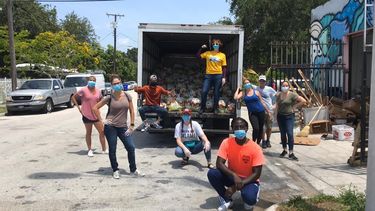 Voluntarios de la United Way colaboran con la distribución de comida a los más necesitados en Miami-Dade County. Voluntarios de la United Way colaboran con la distribución de comida a los más necesitados en Miami-Dade County.