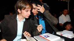 Las periodistas mexicanas Carmen Aristegui (i) y Lydia&nbsp;Cacho&nbsp;(d) conversan durante la presentación de un libro en Ciudad de México.