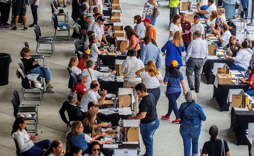 Miles de venezolanos en el exterior están llamados a votar en las elecciones primarias de la oposición para votar en las elecciones primarias de la oposición para elegir al rival de Nicolás Maduro en las presidenciales de 2024, en Doral, Florida, el domingo 22 de octubre de 2023.