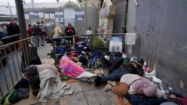 Solicitantes de asilo acampan cerca de la entrada peatonal del puerto de entrada de San Isidro, que une Tijuana, México con San Diego, el jueves 1 de junio de 2023, en Tijuana, México.&nbsp;