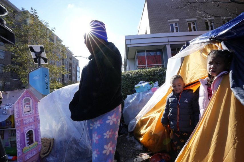 Gleicy Martinez, de Venezuela, es entrevistada por The Associated Press, el miércoles 1 de noviembre de 2023, en una pequeña comunidad de tiendas de campaña donde viven migrantes, cerca del cuartel de policía del norte de Chicago.&nbsp;