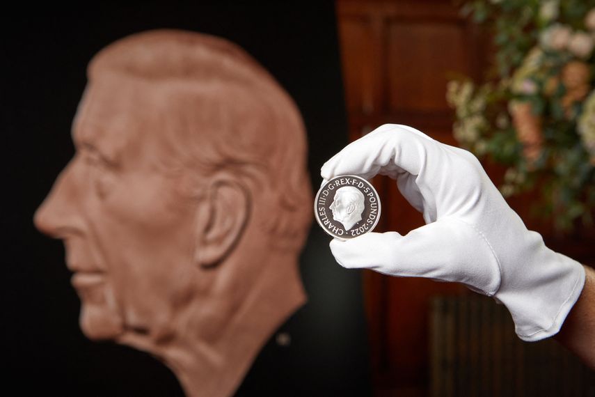 Una imagen sin fecha publicada por Royal Mint, recibida en Londres el 29 de septiembre de 2022, muestra el nuevo retrato del rey creado por el escultor británico Martin Jennings en una corona especial de £ 5, presentada como la primera efigie oficial de moneda de Carlos III.