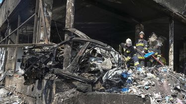 Rescatistas trabajan en un edificio que fue destruido tras un ataque con misiles por parte de Rusia, en Vinnytsia, Ucrania, el jueves 14 de julio de 2022.&nbsp;