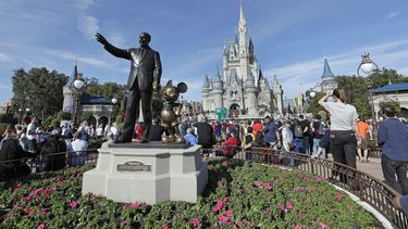 Fotografía del 9 de enero de 2019 que muestra la estatua de Walt Disney y Mickey Mouse frente al castillo de Cenicienta en Magic Kingdom, en Walt Disney World en Lake Buena Vista, Florida.&nbsp;