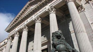 Vista parcial de la fachada del Congreso nacional español.