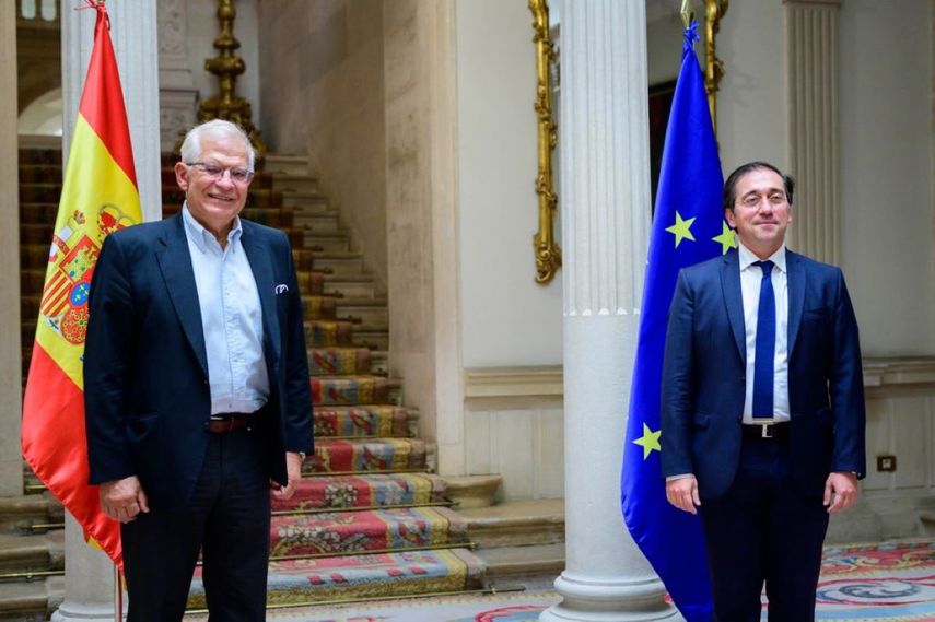 El ministro de Exteriores de España, José Manuel Albares (derecha) junto al Representante de la UE para Asuntos Exteriores y Política de Seguridad, Josep Borrell (izquierda).