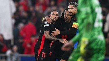 Jugadores del Barcelona celebran el único gol del equipo en un partido contra el Benfica, el 5 de marzo de 2025.