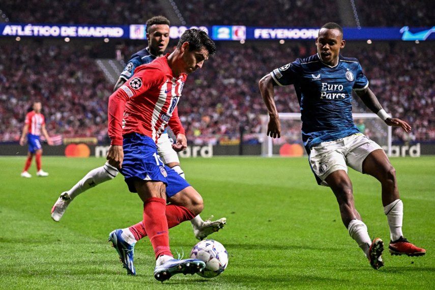 El delantero español del Atlético de Madrid #19 Álvaro Morata lucha por el balón con el delantero brasileño del Feyenoord #14 Igor Paixao durante el partido de fútbol del grupo E de la primera ronda de la Champions League de la UEFA, día 2, entre el Club Atlético de Madrid y Feyenoord en el estadio Wanda Metropolitano de Madrid el 4 de octubre , 2023. &nbsp;