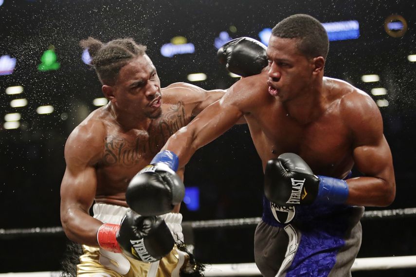 &nbsp;En esta foto del 3 de marzo de 2018, Patrick Day (derecha), conecta un golpe a Kyrone Davis durante el cuarto asalto de una pelea por el t&iacute;tulo superwelter del Consejo Mundial de Boxeo en Nueva York&nbsp;
