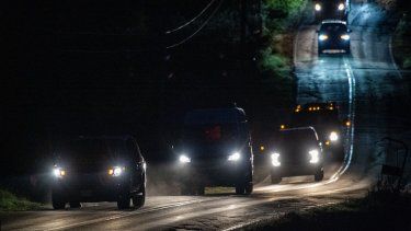 Un convoy de vehículos policiales sale de las casas del padre y el hermano de Robert Card en Bowdoin, a 24 kilómetros (15 millas) de Lewiston, Maine, el 26 de octubre de 2023, el día después de un tiroteo masivo.&nbsp; 