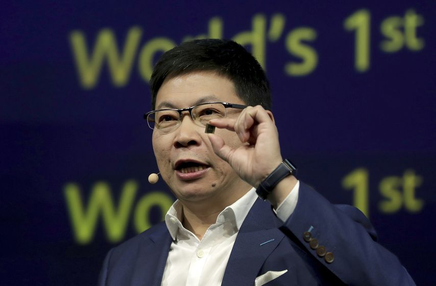 Richard Yu, director ejecutivo de Huawei, sostiene un procesador Kirin 990 5G&nbsp;durante una feria de tecnolog&iacute;a en Berlin.