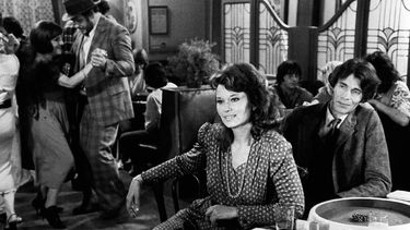 La actriz italiana Lea Massari y el actor francés Laurent Terzieff aparecen en el rodaje de la película La flambeuse, dirigida por Rachel Weinberg, el 3 de octubre de 1980 en París.&nbsp;