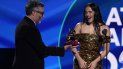 Fito Páez le entrega a Rosalía el premio al álbum del año por  Motomamien la 23a entrega anual de los Latin Grammy  en la Mandalay Bay Michelob Ultra Arena el jueves 17 de noviembre de 2022, en Las Vegas