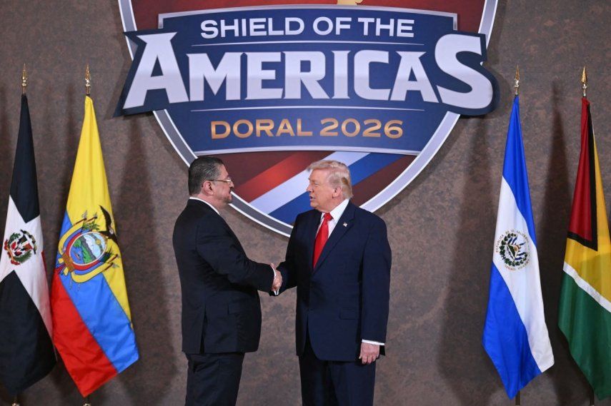El presidente de EEUU, Donald Trump, posa con el presidente de Costa Rica, Rodrigo Chaves (L), al inicio de la Cumbre Escudo de las Américas en Trump National Doral en Miami, Florida, el 7 de marzo de 2026.