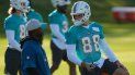 Brian Flores conversa con Mike Gesicki durante una práctica del Miami Dolphins Brian Flores conversa con Mike Gesicki durante una práctica del Miami Dolphins