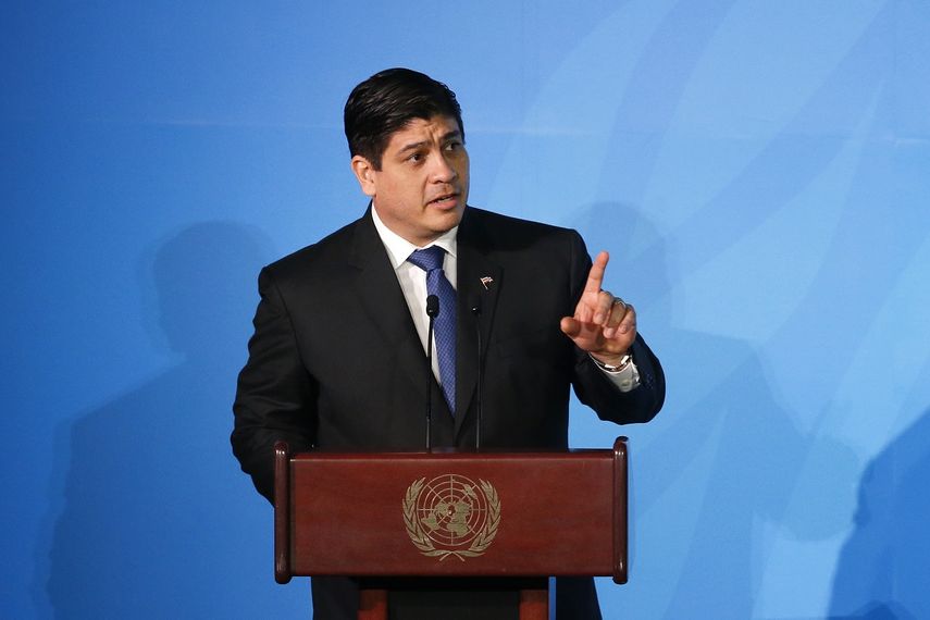 En esta foto de archivo del 23 de septiembre de 2019, el presidente de Costa Rica, Carlos Alvarado habla en una cumbre sobre cambio clim&aacute;tico durante la Asamblea General de las Naciones Unidas. La Fiscal&iacute;a costarricense anunci&oacute; el viernes 28 de febrero que abri&oacute; una investigaci&oacute;n contra el mandatario y siete de sus funcionarios para determinar posibles violaciones al uso de datos personales de los costarricenses.&nbsp;