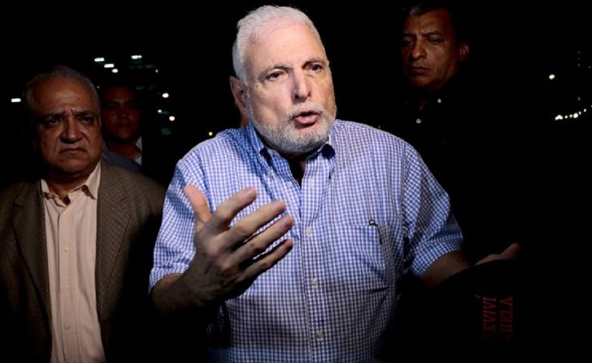 El expresidente panameño Ricardo Martinelli habla a reporteros cerca de su casa en Panamá