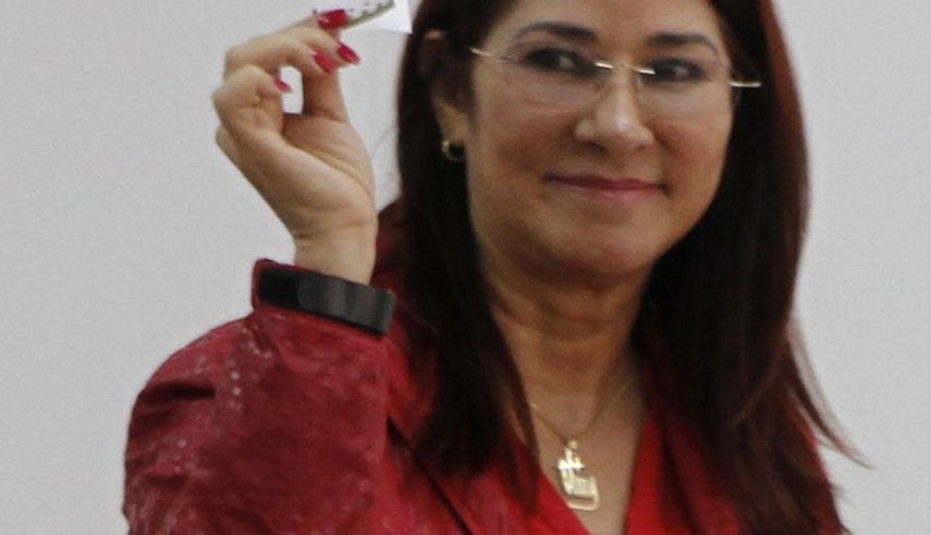 Cilia Flores acudió a votar con una costosa cadena de oro en su cuello. (Captura de video)
