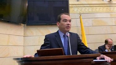 El Embajador de Venezuela ante Colombia, Tomás Guanipa, alertó sobre el presunto adoctrinamiento de campesinos venezolanos por parte de las disedencias de las FARC.