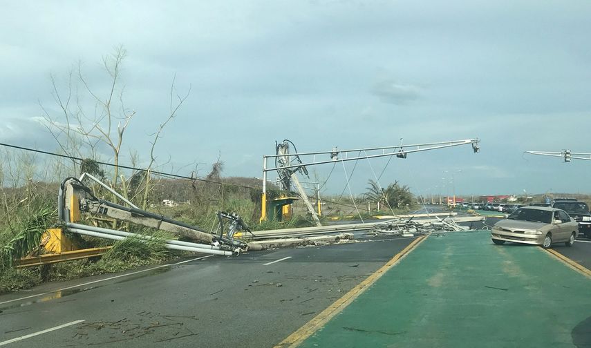 Vista de postes de la luz caidos en una carretera en San Juan, Puerto Rico.&nbsp;