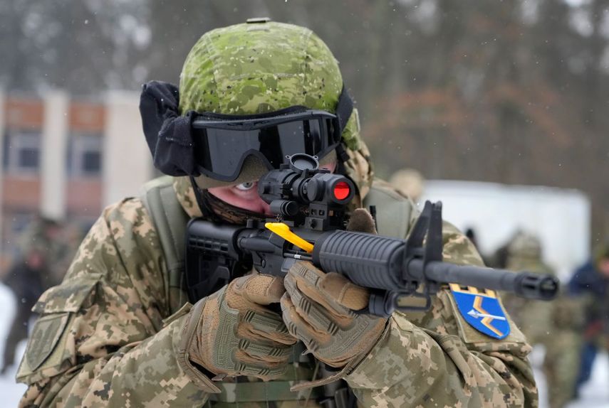 Un miembro de las Fuerzas de Defensa Territorial de Ucrania, que son unidades voluntarias de las Fuerzas Armadas, entrena cerca de Kiev, Ucrania, el sábado 5 de febrero de 2022.&nbsp;