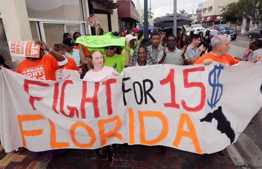 Floridanos piden el aumento del salario mínimo. (AP)