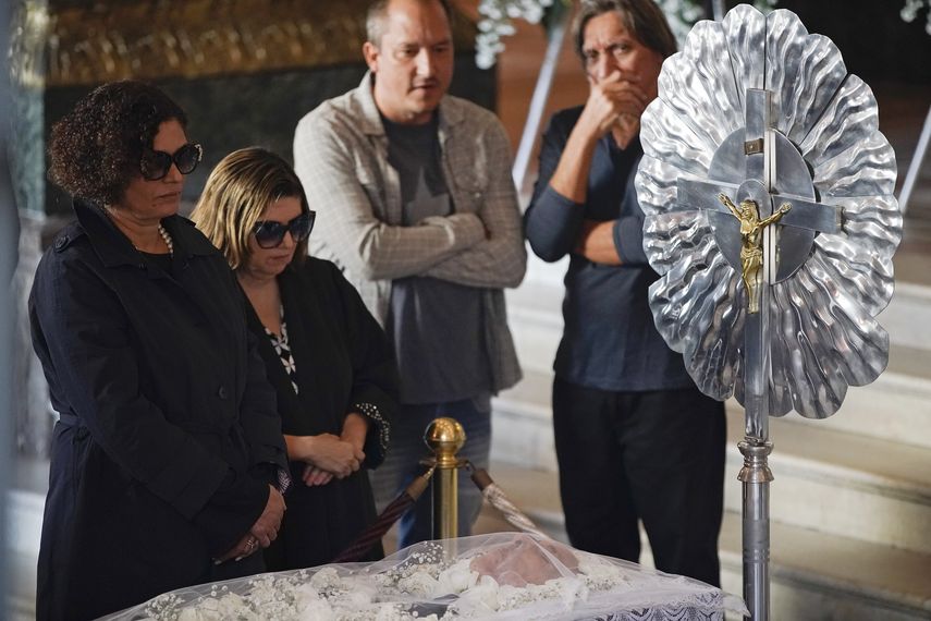 Maria do Ceu Harris, a la izquierda, la viuda de Joao Gilberto, observa  el cuerpo del ícono cultural brasileño durante su funeral en el Teatro  Municipal en Rio de Janeiro.&nbsp;