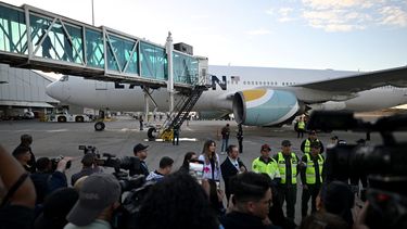 El Ministro de Relaciones Exteriores de Venezuela, Yvan Gil, habla con los medios frente a un avión de Eastern Airlines que transporta a migrantes venezolanos repatriados desde Estados Unidos tras aterrizar en el Aeropuerto Internacional Simón Bolívar en Maiquetía, Venezuela, el 3 de diciembre de 2025.