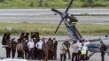 El presidente de Colombia, Iván Duque (izq.), Camina rodeado de guardaespaldas cerca del helicóptero presidencial en la pista del Aeropuerto Internacional Camilo Daza luego de que fuera alcanzado por disparos en Cúcuta, Colombia, el 25 de junio de 2021. El presidente de Colombia, Iván Duque (izq.), Camina rodeado de guardaespaldas cerca del helicóptero presidencial en la pista del Aeropuerto Internacional Camilo Daza luego de que fuera alcanzado por disparos en Cúcuta, Colombia, el 25 de junio de 2021.