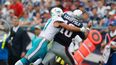 Kiko Alonso (izquierda) derriba a Jimmy Garoppolo, quien salió lesionado luego de esta caída&nbsp;