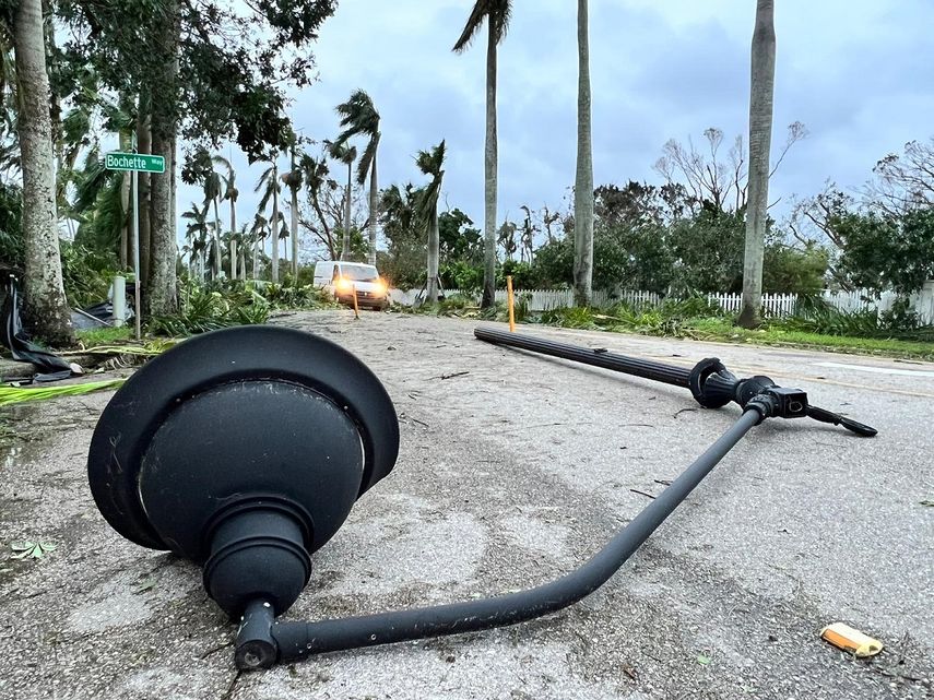 Una poste de electricidad cayó al suelo por el paso del huracán Ian por Fort Myers.&nbsp;