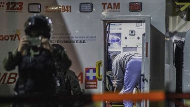 El candidato presidencial de Colombia Miguel Uribe recibió atención médica en una ambulancia tras ser herido de bala durante un evento político en Bogotá, el 7 de junio de 2025.&nbsp;