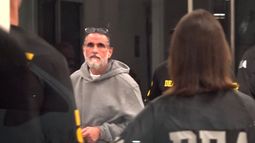 Captura de video del empresario colombiano Alex Saab escoltado por agentes de la DEA a su llegada este sábado, al aeropuerto de Opa-locka, en el condado de Miami-Dade Captura de video del empresario colombiano Alex Saab escoltado por agentes de la DEA a su llegada este sábado, al aeropuerto de Opa-locka, en el condado de Miami-Dade