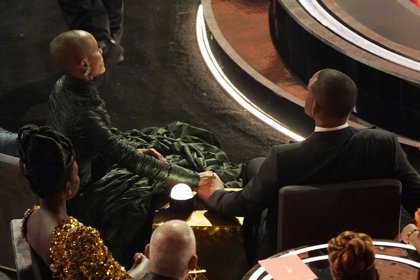Jada Pinkett Smith, a la izquierda, y Will Smith tomados de la mano entre la audiencia durante la ceremonia de los premios Oscar el domingo 27 de marzo de 2022 en el Teatro Dolby en Los Ángeles.&nbsp;