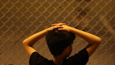 Un joven refugiado de Afganistán se sienta en un complejo de villas construido para albergar a los invitados a la Copa Mundial de la FIFA 2022, que se ha convertido en un hogar temporal para los refugiados afganos que transitan por el pequeño país del Golfo, el 9 de septiembre de 2021.&nbsp; &nbsp; &nbsp;