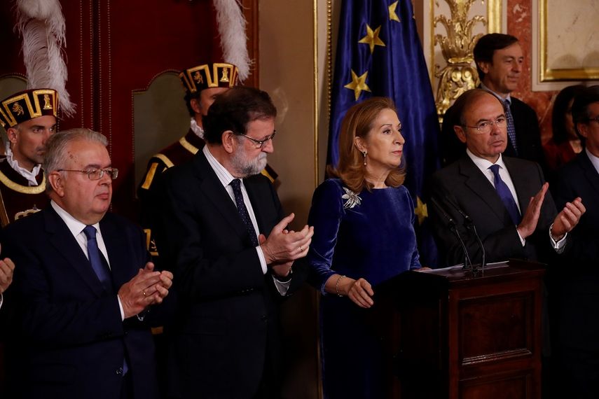 La presidenta de la Cámara Baja, Ana Pastor (2d), recibe los aplausos del presidente del Senado, Pío García-Escudero (d); el presidente del Gobierno, Mariano Rajoy (2i), y el presidente del Tribunal Constitucional, Juan José González Rivas (i), tras su intervención en el acto conmemorativo en el Congreso de los Diputados con motivo del Día de la Constitución.&nbsp;