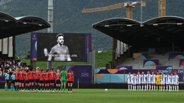 Las jugadoras de las selecciones de Noruega y Finlandia guardaron un minuto de silencio para rendir homenaje al delantero portugués del Liverpool Diogo Jota