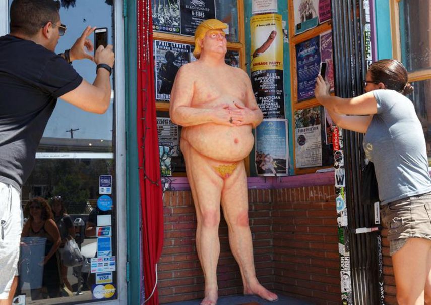 Dos personas se acercaron a una de las estatuas en Los Ángeles para tomarle foto a la figura satírica de Donald Trump. 