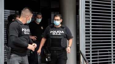 Policías de la Agencia de Investigación Judicial (OIJ) allanan el Consejo Nacional de Viabilidad durante una investigación en San José, Costa Rica.