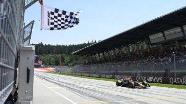 El piloto holandés de Red Bull Max Verstappen cruza la línea de meta en el primer lugar tras el sprint del Gran Premio de Austria el sábado 29 de junio del 2024.&nbsp;