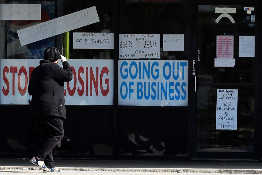 &nbsp; Una mujer camina frente a un negocio cerrado en Niles, Illinois, el miércoles 13 de mayo de 2020, durante los días de contingencia por el coronavirus.&nbsp;