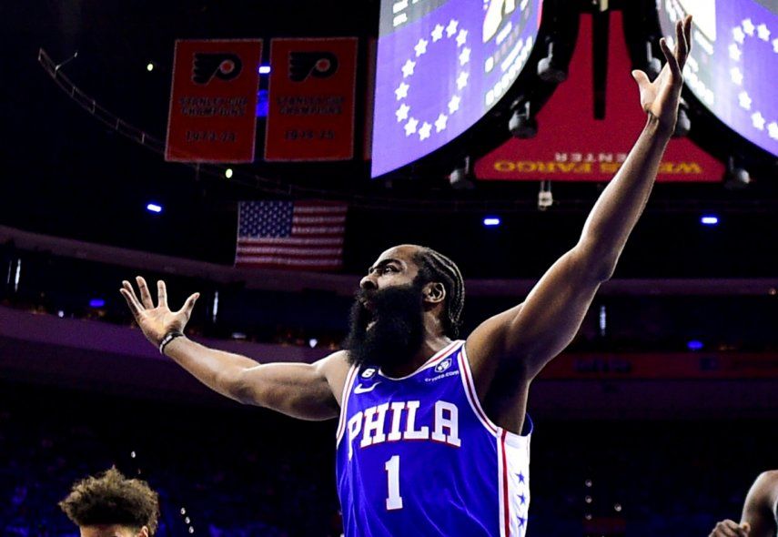 El base James Harden de los 76ers de Filadelfia durante un partido de los playoffs contra los Nets de Brooklyn, el lunes 17 de abril de 2023, en Filadelfia.&nbsp;