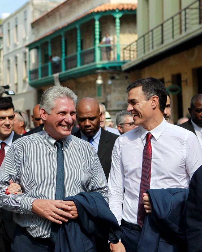 El presidente de España, Pedro Sánchez, sonríe junto al designado gobernante cubano Miguel Díaz-Canel.