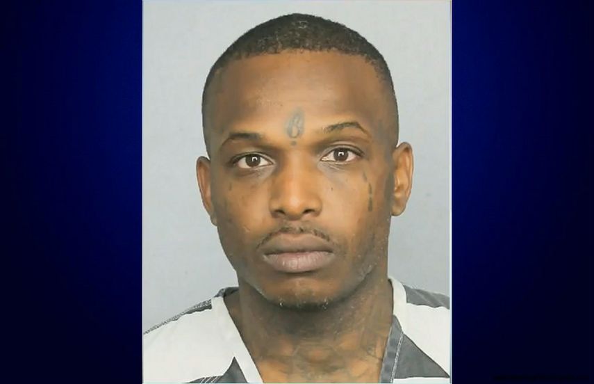 En ambos casos el sospechoso obligó a las víctimas a tocarse a sí mismas mientras él buscaba objetos valiosos en las casas.