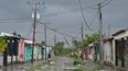 Un hombre camina por una calle durante el paso del ojo del huracán Rafael en Pueblo Candelaria, provincia de Artemisa, 65 km al oeste de La Habana, el 6 de noviembre de 2024.